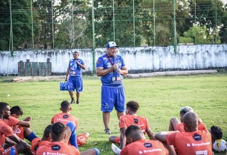 Técnico Chiquinho Viana começa a estudar rival (Foto: Hélio Garcias/São Raimundo)