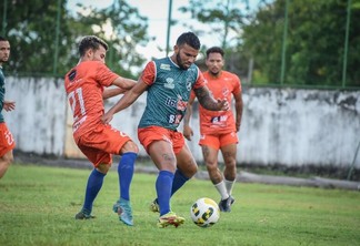 O meia Juca durante treinamento com os jogadores do São Raimundo (Foto: Hélio Garcias/São Raimundo)