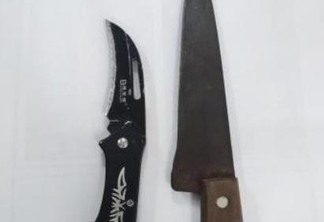 Canivete e faca apreendidos no local (Foto: Divulgação)
