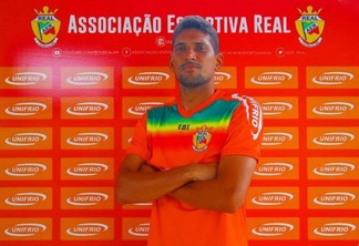 O zagueiro Rogério Santos Souza foi apresentado oficialmente na manhã deste domingo, 26, em Senador Hélio Campos, o reduto do Quadricolor (Foto: Divulgação)