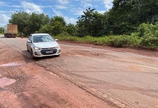 Há buracos em trechos situados ao Sul de Roraima que desafiam os motoristas (Foto: Lucas Luckezie/FolhaBV)