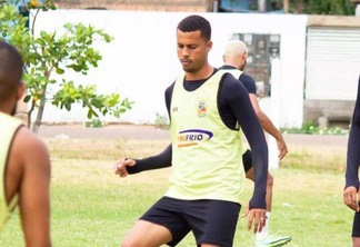 Atacante é um dos mais prováveis titulares do técnico Antônio Carlos. Crédito: Reynesson Damasceno/Agência Real