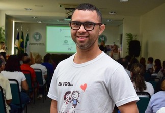 Carlos Gomes é atleta de natação e assistente de alunos em uma escola (Foto: Nilzete Franco/FolhaBV)