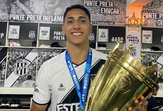 O roraimense Felipinho exibe a taça da Série A2 do Campeonato Paulista (Foto: Divulgação)
