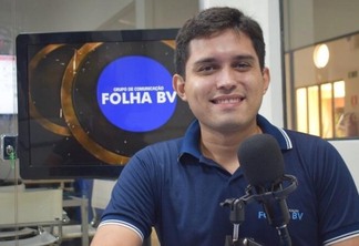 O jornalista Lucas Luckezie apresenta o podcast Papo de Redação, da Folha (Foto: Isabella Cades/FolhaBV)