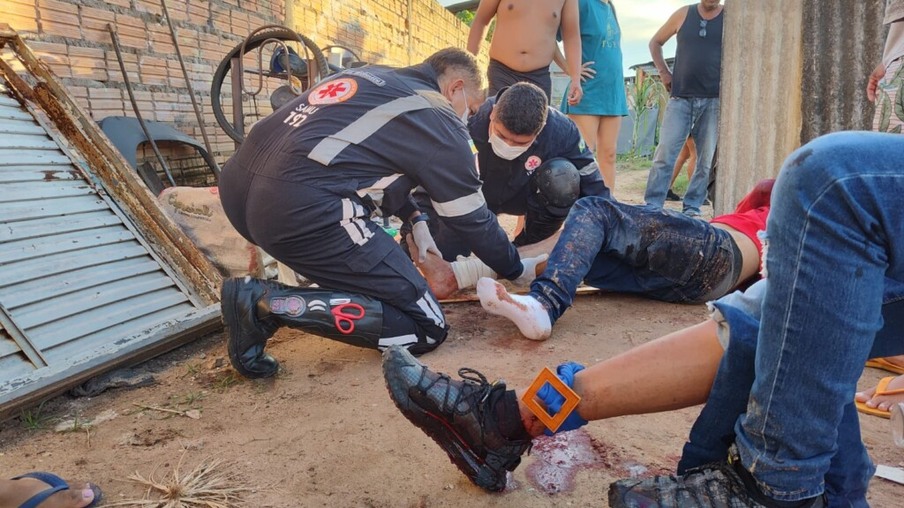 Um dos homens foi baleado no tornozelo e o outro na perna e braço (Foto: Marília Mesquita/Folha BV) 