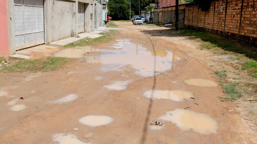 Pavimentação da travessa vai até certo ponto, aponta moradora. Foto: Wenderson Cabral/FolhaBV