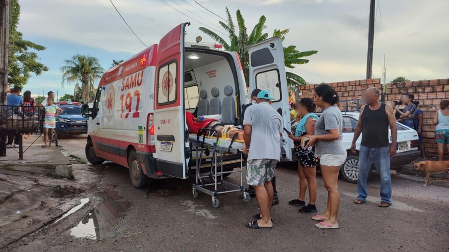 Momento em que as vítimas eram colocadas na ambulância (Foto: Marília Mesquita/Folha BV)