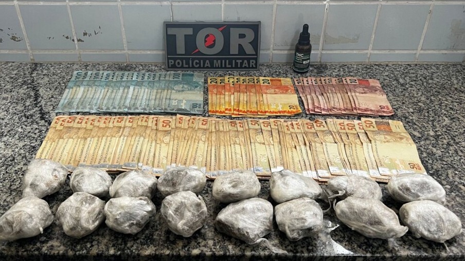 Foram apreendidos 16 invólucros de skank e R$ 7.667 oriundos do tráfico de drogas (Foto: Divulgação) 