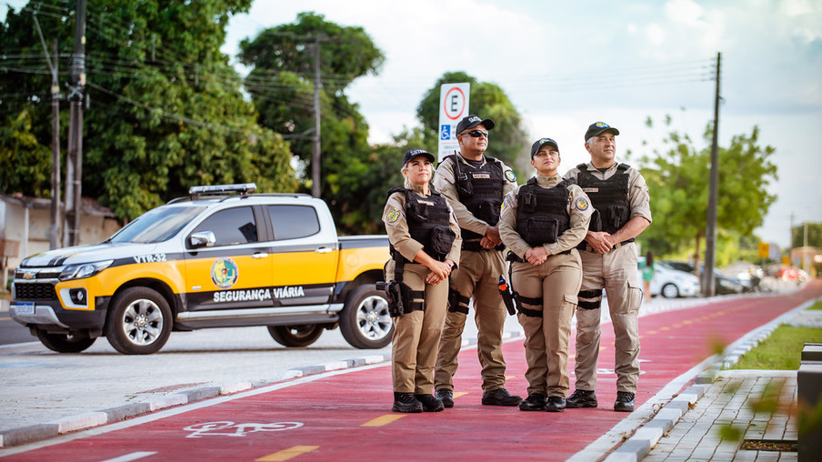 Agentes de trânsito municipais de Boa Vista durante produção de faixa (Foto: Giovani Oliveira/Semuc)