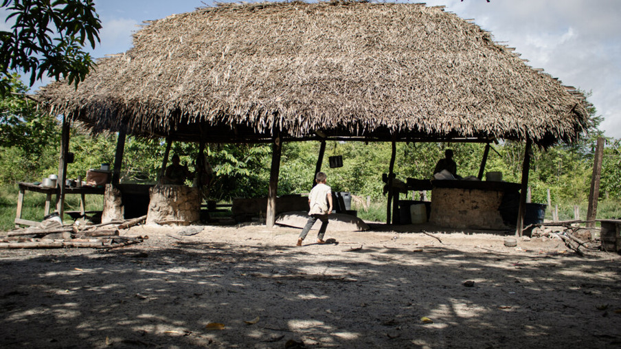 Fornos para torra de farinha da família da tuxaua da comunidade Novo Paraíso. Foto: Amanda Magnani.