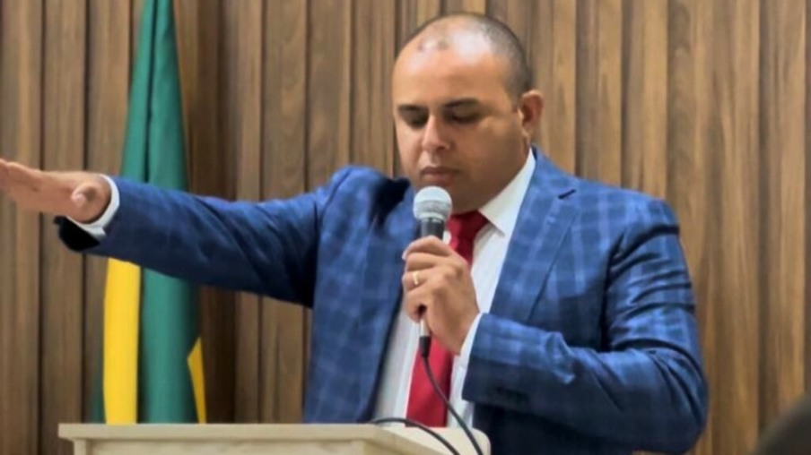 O prefeito interino de Alto Alegre, Valdenir Magrão, durante cerimônia de posse na Câmara (Foto: Divulgação)
