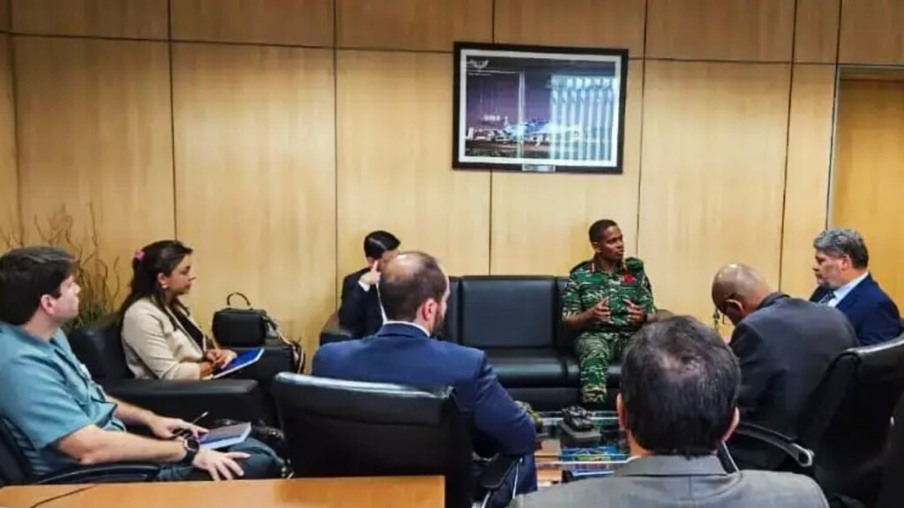 O brigadeiro  guianense Omar Khan em reunião no Ministério da Defesa do Brasil (Foto: Divulgação)