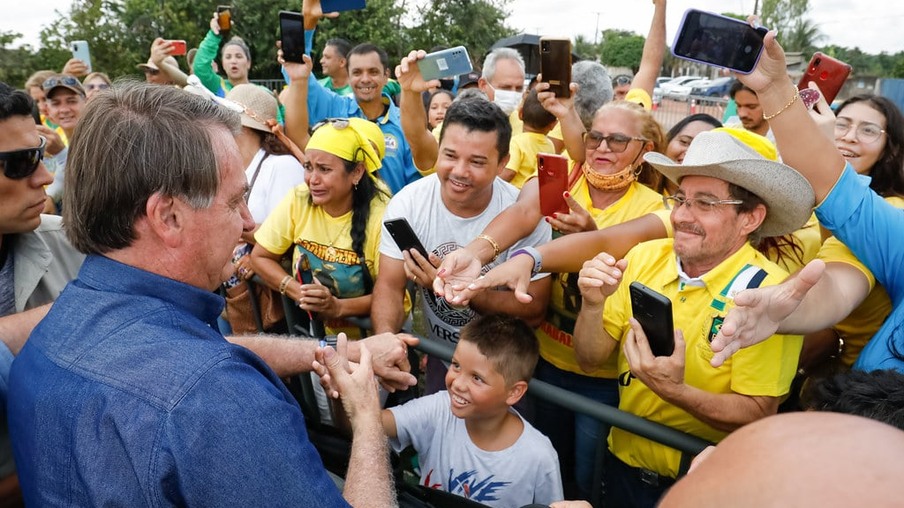 O então presidente Jair Bolsonaro é recebido por apoiadores em Roraima, em 2021 (Foto: Alan Santos/PR/Arquivo)