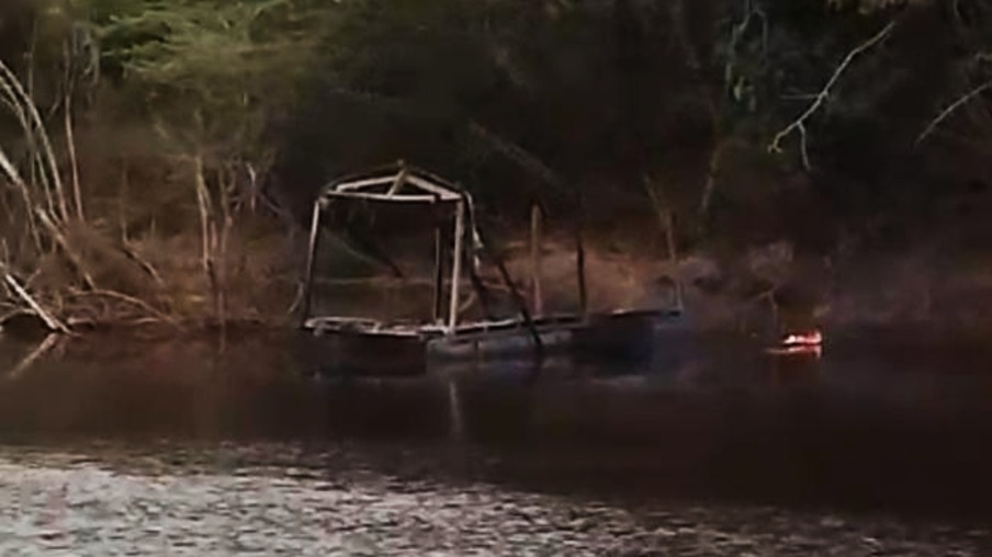 Balsa guianense incendiada no rio Maú (Foto: Divulgação)