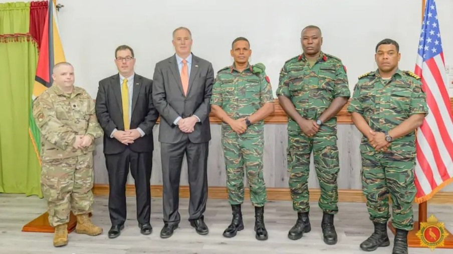 O vice-secretário adjunto de Defesa dos EUA para o Hemisfério Ocidental, Daniel Erikson, é o terceiro a partir da esquerda e o Chefe do Estado-Maior do GDF, brigadeiro Omar Khan, é o quarto a partir da esquerda (Foto: GDF)