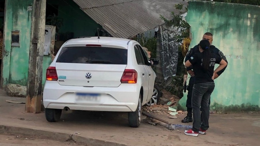 Carro bateu contra muro de casa após o acidente (Foto: Divulgação/PMRR)