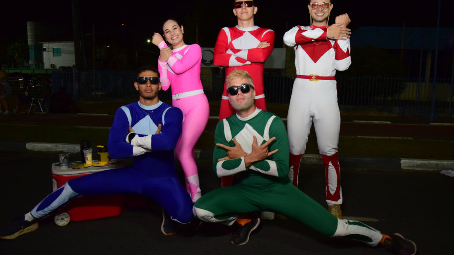 Luciano da Silva (vermelho) e os amigos vão de Power Rangers há quatro anos (Foto: Nilzete Franco/FolhaBV)