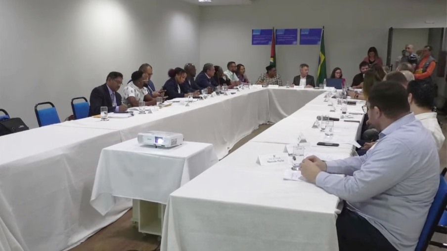 Reunião entre autoridades brasileiras e guianenses no Sebrae, sobre o acordo internacional de transportes de cargas e passageiros (Foto: Reprodução)