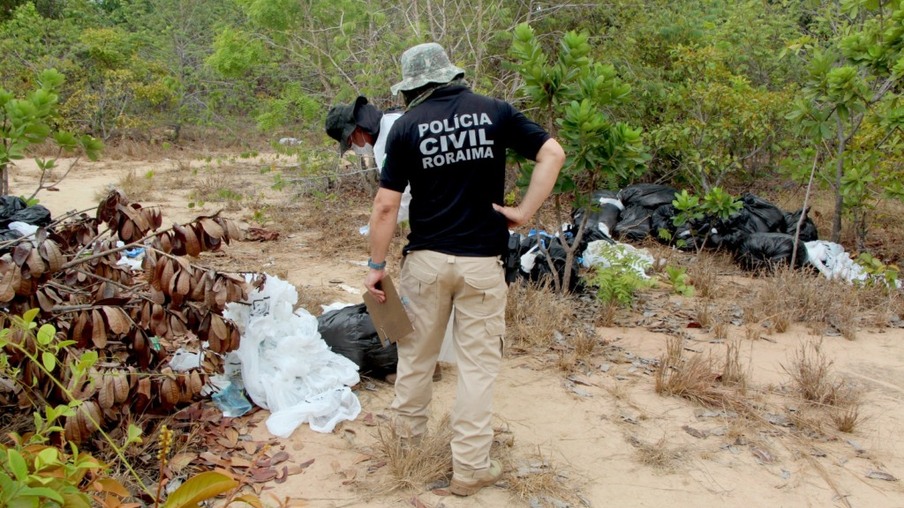 Peritos durante manuseio dos sacos de lixo (Foto: Wenderson Cabral/FolhaBV) 