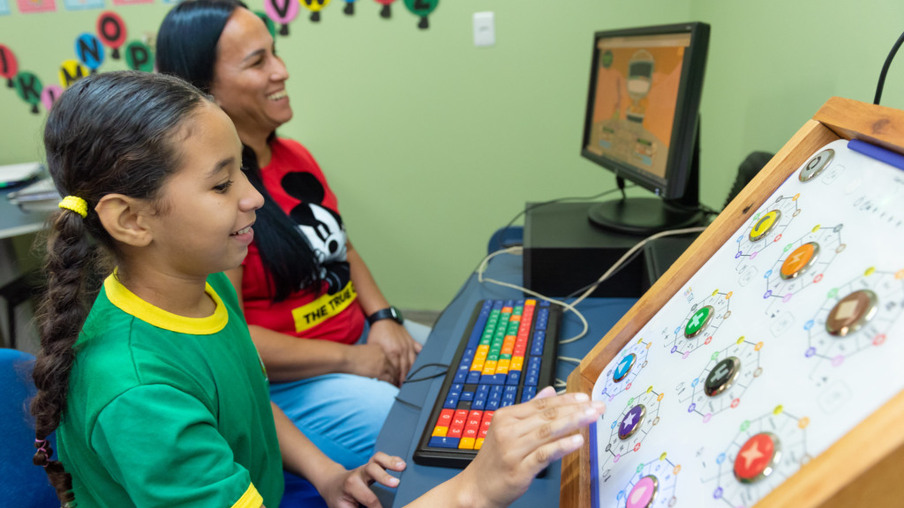 As crianças com o diagnóstico também podem usufruir do Centro Municipal Integrado de Educação Especial (Foto: Divulgação/FolhaBV)