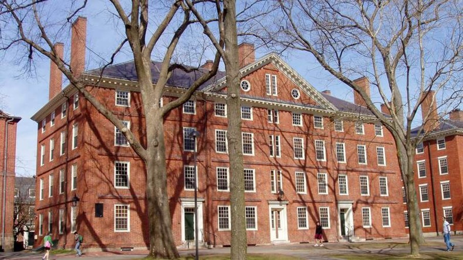  A Universidade de Harvard é amplamente reconhecida como uma das instituições mais prestigiadas do mundo (Foto: Divulgação)