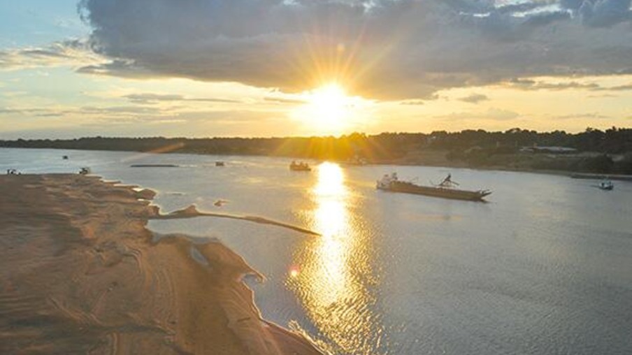 Praias surgem e aumentam cada vez mais conforme a seca do Rio Branco (Foto: Rodrigo Sales)