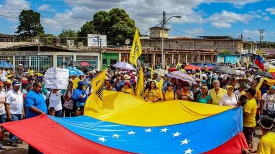 Moradores de Santa Elena pedem a saída de Nicolás Maduro da presidência da Venezuela (Foto: Gabriel Delfino)