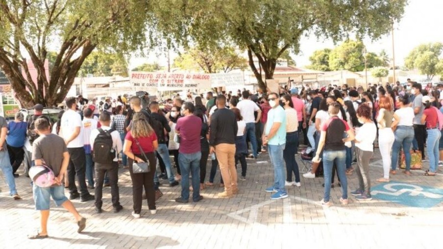 Os servidores municipais em protesto de outubro de 2021, em frente à Prefeitura de Boa Vista (Foto: Nilzete Franco/FolhaBV)