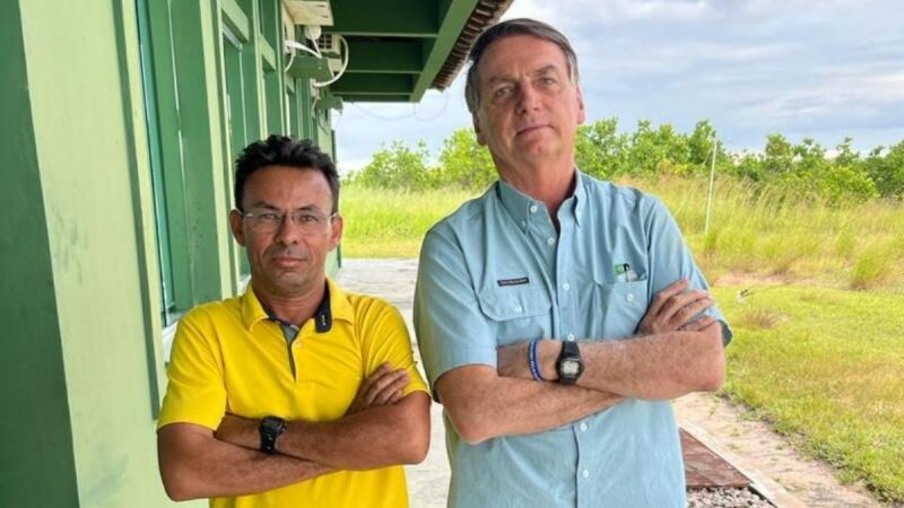 O ex-secretário extraordinário de Relações Federativas, Deilson Bolsonaro, com o ex-presidente Jair Bolsonaro na Base Aérea de Boa Vista (Foto: Divulgação)