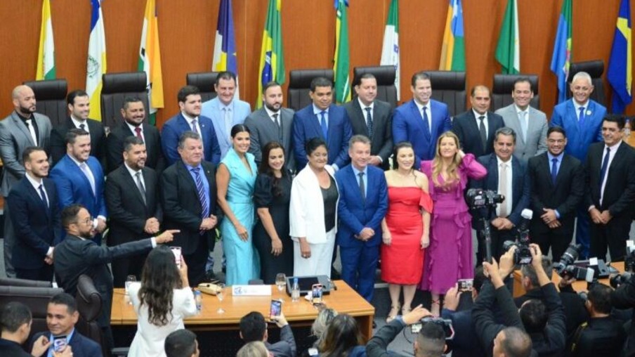 Deputados e governador de Roraima posam para fotos na posse em 1º de janeiro (Foto: Nilzete Franco/FolhaBV)