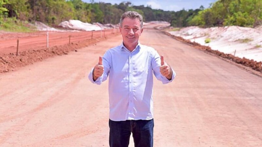 O governador Antonio Denarium durante visita às obras da estrada Linden-Lethem (Foto: Fernando Oliveira/Secom-RR)