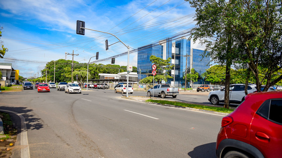 Mostrar o novo semáforo da avenida Getúlio Vargas