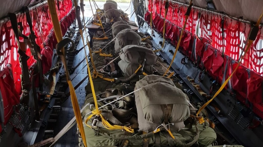As cargas são preparadas na Base Aérea de Boa Vista, depois são colocados os equipamentos e os paraquedas. (Foto: reprodução/Exército Brasileiro)