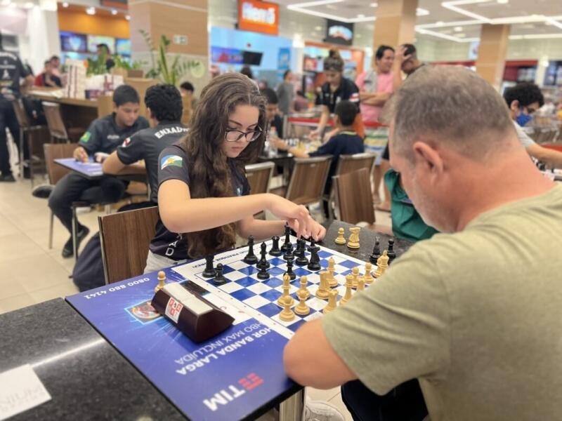Simultânea de xadrez com Mequinho faz a festa de jogadores - SP