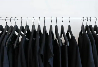 A escolha do sabão e a secagem podem influenciar na durabilidade da cor das peças pretas (Foto: Reprodução/Internet)