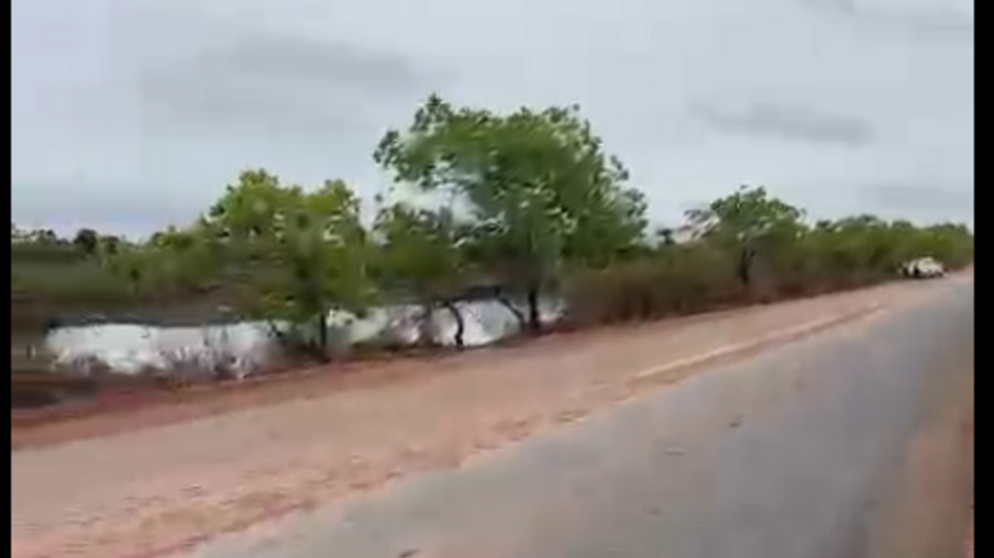 O trecho encoberto com água atingiu cerca de 5 km antes da ponte sentido Venezuela, segundo o superintendente do Departamento em Roraima, Igo Brasil. (Foto: reprodução/vídeo/DNIT)
