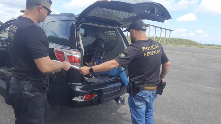 Suspeito foi levado à Superintendência da Polícia Federal (Foto: Divulgação/Forças Armadas)