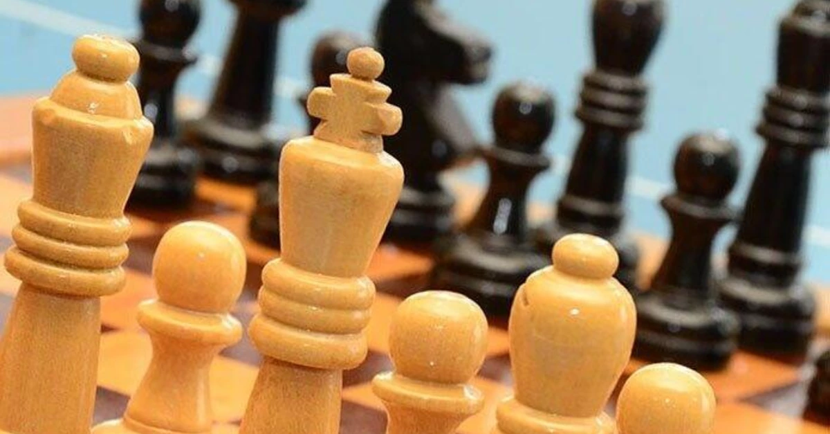 Curso mistura xadrez e inglês para ensinar crianças e adolescentes - Folha  BV