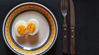 Comece cozinhando os ovos em água temperada com sal. Isso não apenas adiciona sabor aos ovos, mas também ajuda a facilitar a remoção da casca posteriormente (Foto: Raisa Carvalho)