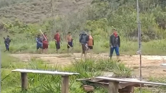 Imagens mostram grupo com mais de dez garimpeiros sendo escoltado por indígenas armados (Foto: Reprodução/Instagram)
