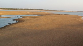 Apesar das primeiras chuvas do inverno, dunas ainda são vistas no rio Branco (Foto: Wenderson Cabral/Folha BV)
