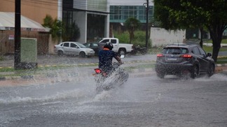 Chuvas dificultam a vida de motoristas na capital - Foto: Nilzete Franco/FolhaBV