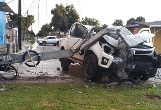 Parte frontal da Chevrolet S10 ficou destruída após a batida no poste (Foto: Divulgação)