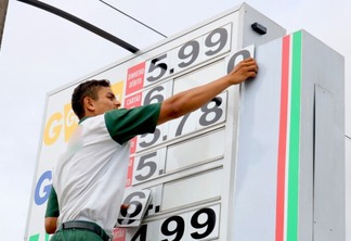 Postos de combustíveis começaram a trocar os preços nas placas (Foto: Wenderson Cabral/FolhaBV(