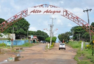 Portal na entrada do Município de Alto Alegre, cidade que vive os reflexos do garimpo ilegal e outras mazelas (Foto: Divulgação)
