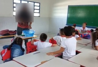 No vídeo, a criança aparece 'cercada', no centro das mesas. (Foto: Divulgação)