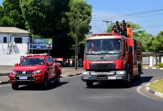 Caminhão do Corpo de Bombeiros leva chama dos pioneiros à Praça do Centro Cívico em 5 de outubro de 2023 (Foto: Nilzete Franco/FolhaBV)