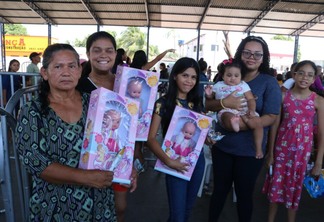 Família da dona Maria das Graças em entrega de brinquedos na escola estadual Voltaire Pinto (Foto: Nilzete Franco/FolhaBV)