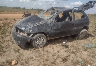 Veículo ficou destruído após o acidente (Foto: Reprodução/WhatsApp)